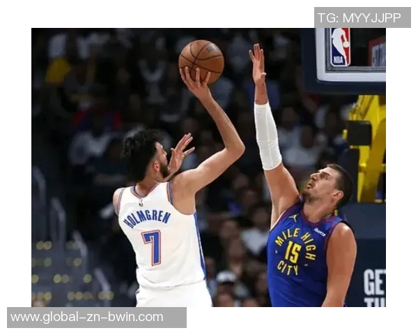 约基奇对抗训练后与裁判深入交流20分钟探讨比赛规则与判罚细节 约基奇对抗训练后与裁判深入交流20分钟探讨比赛规则与判罚细节