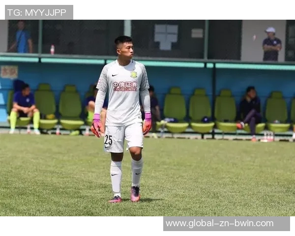 郭全博神勇表现连扑两球令对手外援无奈抱头痛惜展现门将绝技 郭全博神勇表现连扑两球令对手外援无奈抱头痛惜展现门将绝技