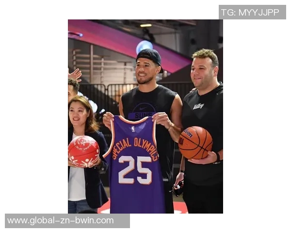 布克与中文布克合影互动投篮视频引发球迷热议 布克与中文布克合影互动投篮视频引发球迷热议