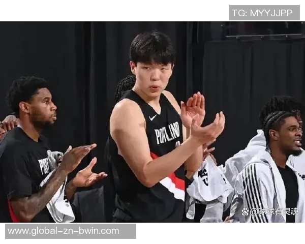 小杨激情泼水庆祝斯普利特首场胜利并获得比赛用球