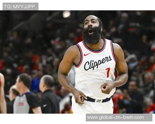 哈登三节表现平平仅得8分三分球全失状态堪忧需调整状态 哈登三节表现平平仅得8分三分球全失状态堪忧需调整状态