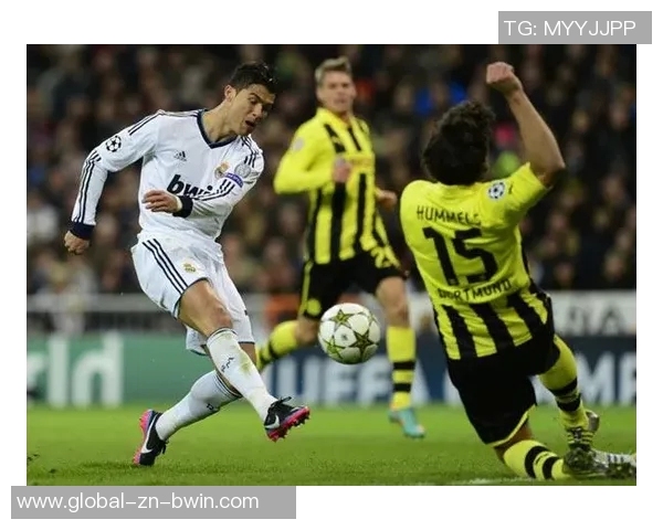 安塞尔米诺精彩头球破门助多特在第41分钟取得领先 安塞尔米诺精彩头球破门助多特在第41分钟取得领先